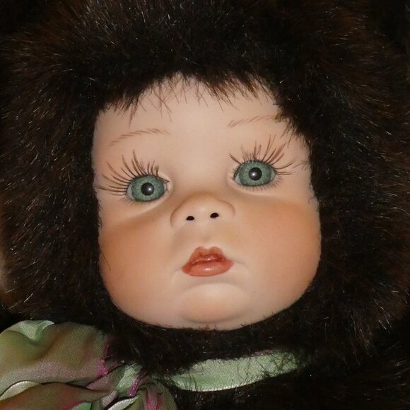 Vintage Porcelain Doll Face Musical Bear Heirloom Collections Signed 1996 - Picture 3 of 16